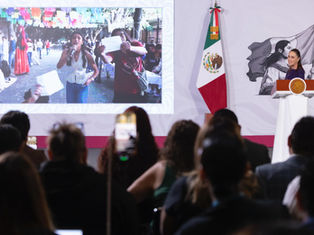 Jóvenes mexicanos se reúnen en las plazas públicas para compartir libros y lecturas en voz alta, consolidando el acceso a la cultura como un derecho universal