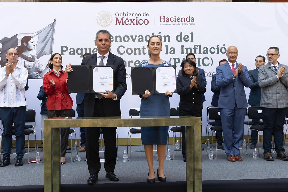 La presidenta de México junto a secretarios de Estado y directivos del sector privado durante la firma para la estabilidad de precios en Palacio Nacional.