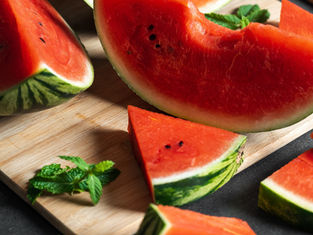La sandía (Citrullus lanatus) destaca por su alto contenido de agua y su valioso aporte de licopeno y citrulina para la salud integral.