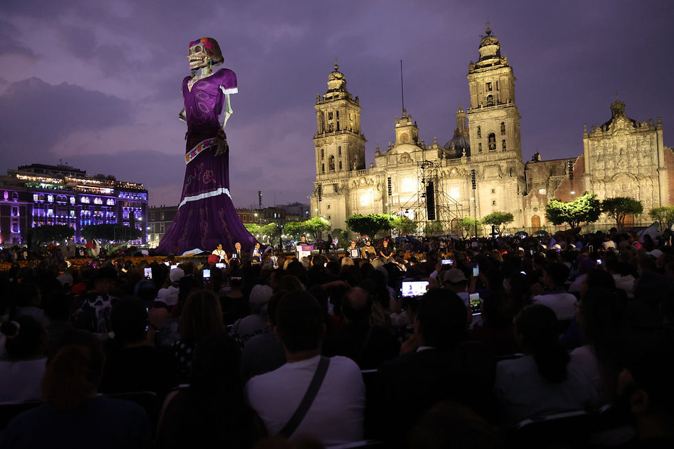 Vista panorámica de la Catrina monumental y la iluminación instalada en los edificios que rodean la Plaza de la Constitución durante la inauguración oficial.