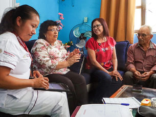 Personal de salud capacitado efectúa valoraciones diagnósticas y toma de signos vitales directamente en el entorno doméstico de los derechohabientes.