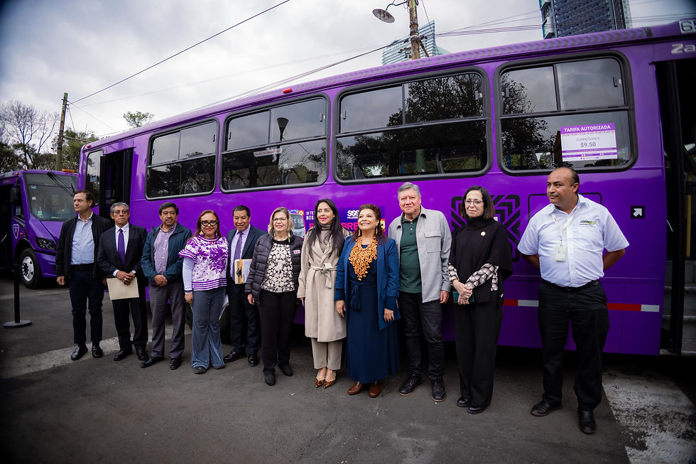 Jefa de Gobierno Clara Brugada Molina durante la firma del acuerdo "Transporte Seguro, Ruta Libre de Violencia hacia las Mujeres" junto a funcionarios y representantes de transportistas concesionados