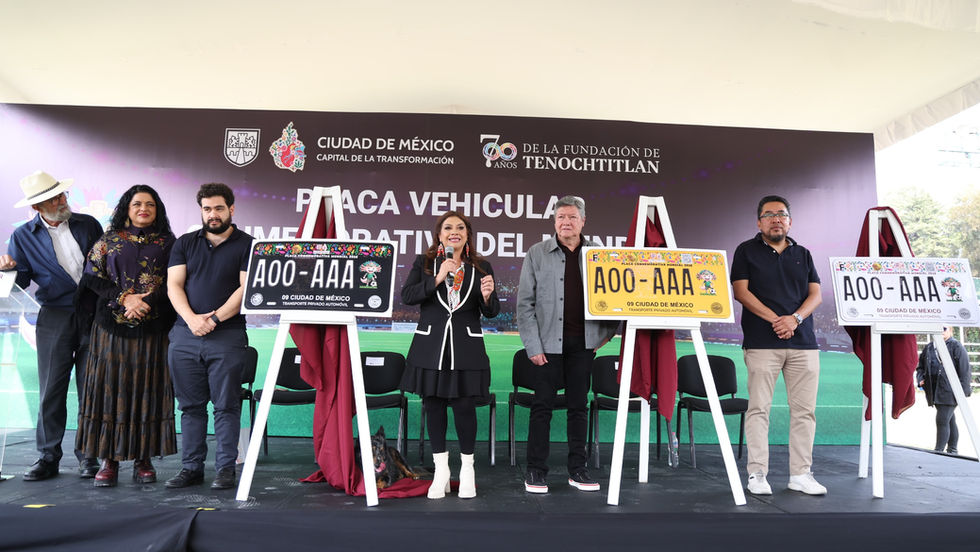 jefa de Gobierno, Clara Brugada Molina muestra los modelos de la Placa Vehicular Mundial 2026 y los secretarios de su gabinete durante la presentación oficial