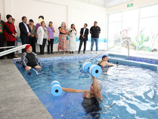 Autoridades capitalinas y locales recorren las nuevas áreas de hidroterapia y salud preventiva en la Casa de las Tres Erres "Pioneras de la Transformación" en Coyoacán.