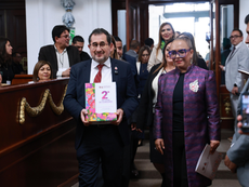 La Presidencia de la Mesa Directiva del Congreso de la Ciudad de México recibe formalmente los cuatro tomos del documento rindiendo cuentas de las obras, movilidad e infraestructura de la capital.