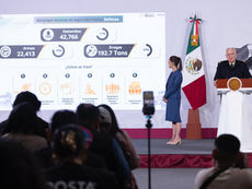 general Ricardo Revilla Trejo, secretario de la Defensa Nacional, exponiendo ante el gabinete de seguridad los mapas tácticos y el balance de armas decomisadas por el ejército y la Guardia Nacional, como parte del informe oficial sobre el combate a las estructuras criminales en el país