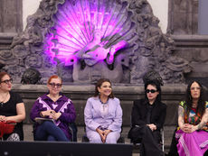 La Jefa de Gobierno, Clara Brugada, junto a secretarias y mujeres artistas, durante la presentación del plan de transformación cultural en el Museo de la Ciudad de México.