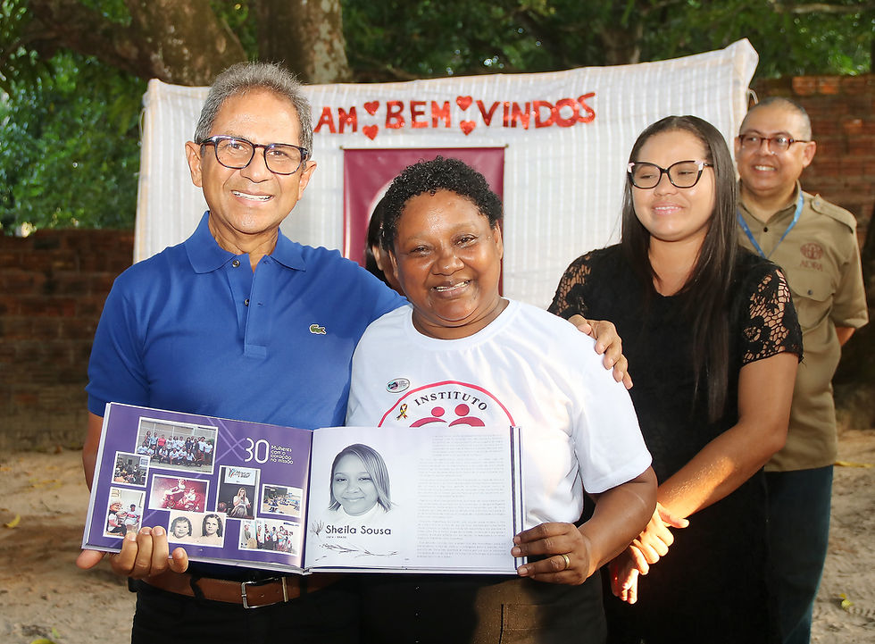 Gilma Guimarães e Sheila Sousa, segurando o livro que conta a sua história de vida. Foto: Josy Lord