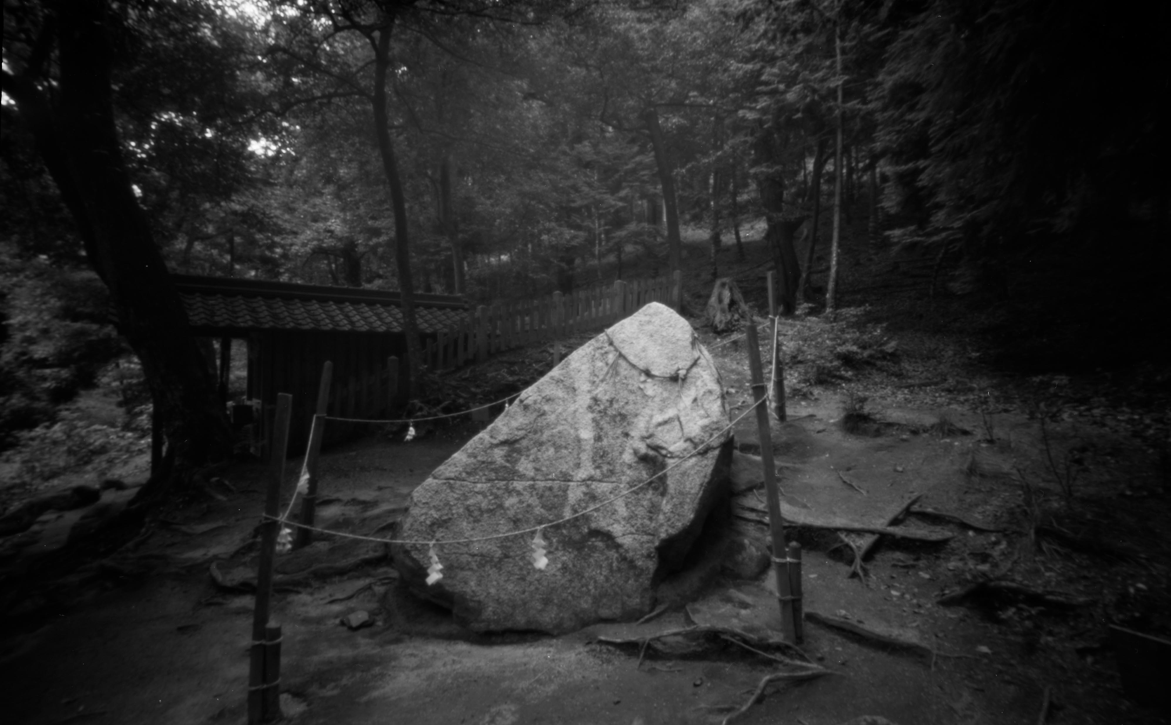 白髭神社境内の岩戸社。