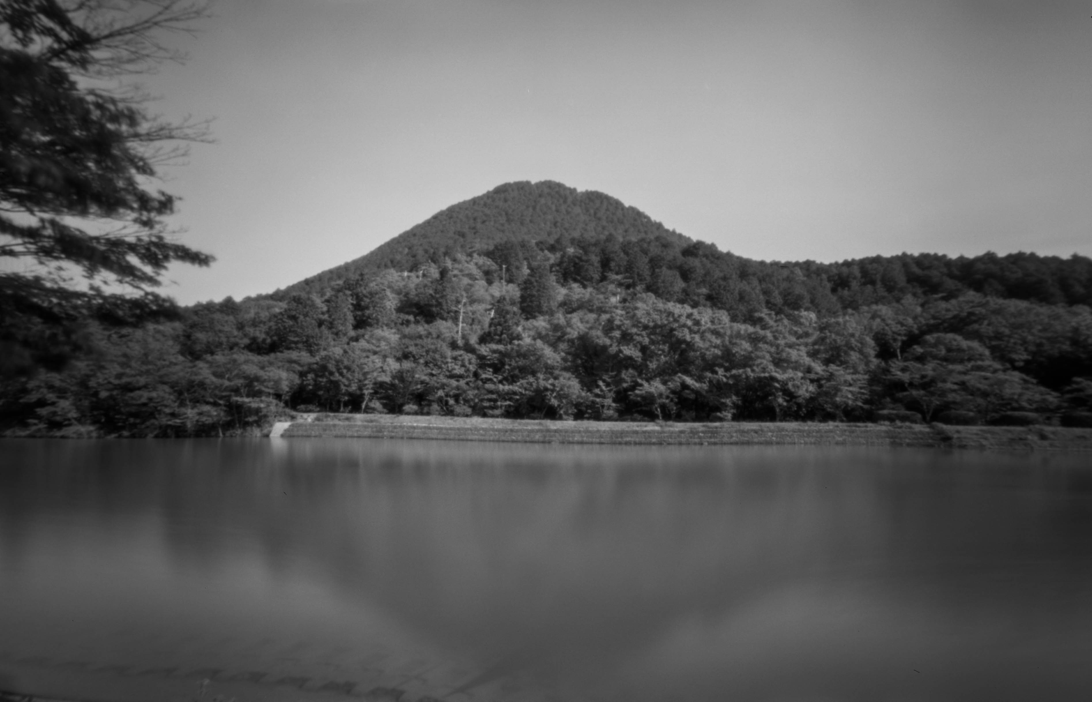 妙光寺山の麓の三上神社から見る三上山。