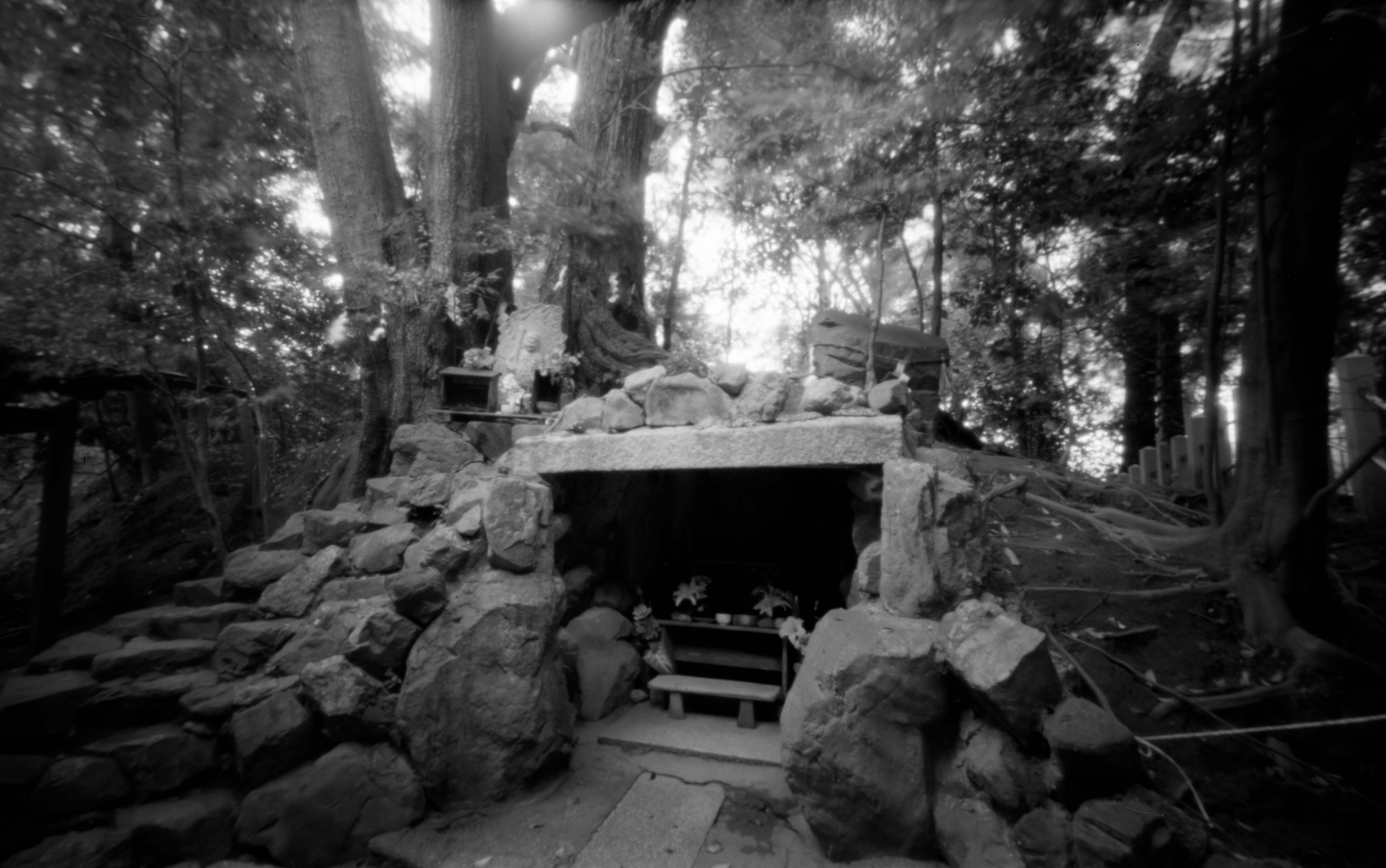 向日神社の境内。勝山身代り不動明王(磐倉)