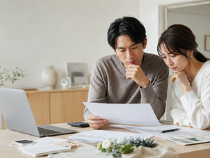 結婚式の見積もりが上がり、悩むカップル