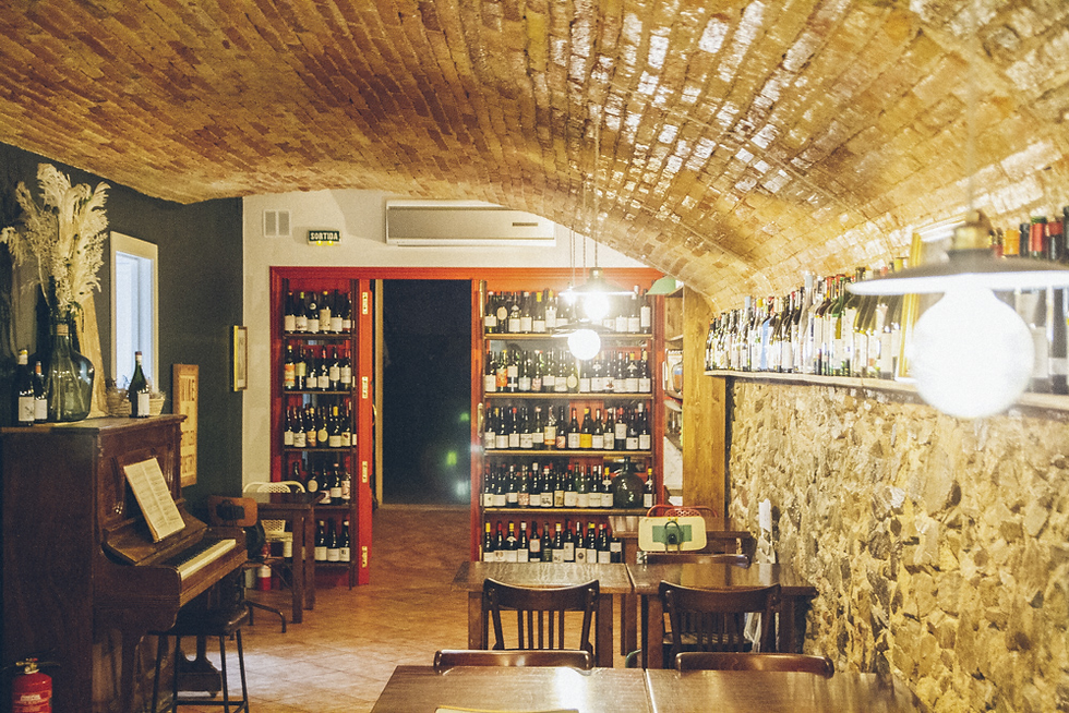 interior de la taverna La Bacchanal en Falset