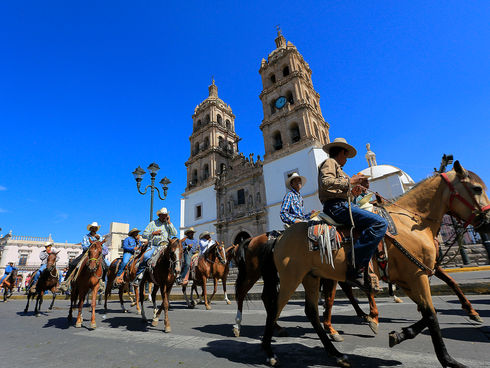 Participan más de 5 mil jinetes
