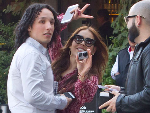 ¡Danna Paola se cae! Los paparazzi captan su tropiezo en Polanco