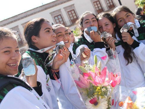 Así fueron recibidas las niñas que consiguieron la plata en la Olimpiada Nacional 2016