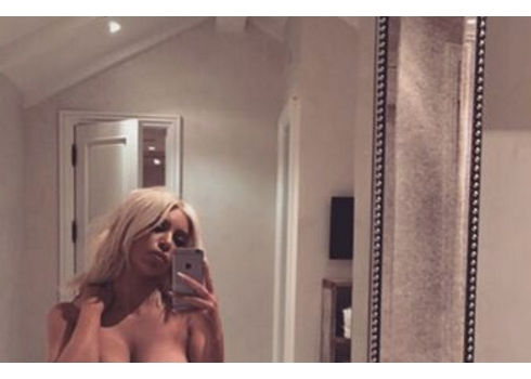 Kim Kardashian arranca la semana ¡desnuda!