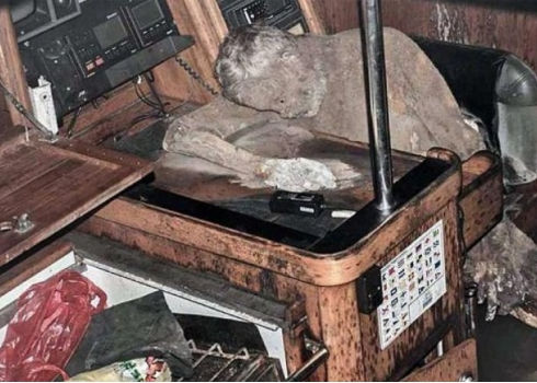 Encuentran velero con cadáver momificado; llevaba 7 años navegando