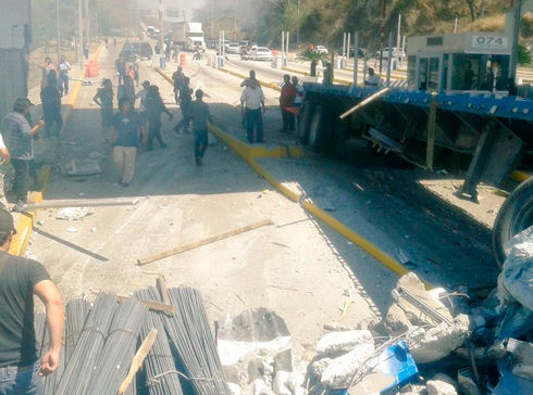Tráiler se impacta en caseta La Venta en la Autopista del Sol; hay un muerto