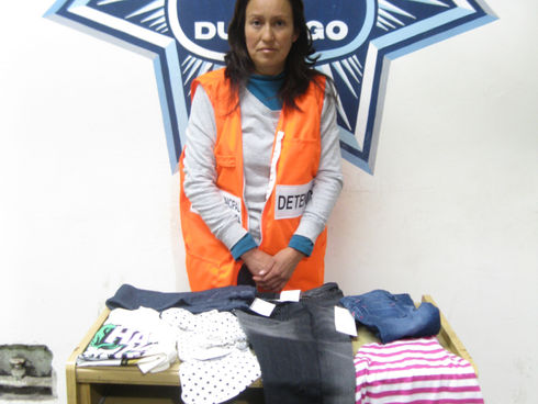 Por el presunto delito de robo en tienda comercial fue arrestada