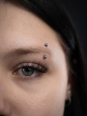 Piercing obočí – vertikální propich, Black House Tattoo Praha