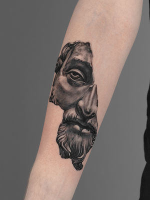 Černobílý realismus – obličej, předloktí, Black House Tattoo Praha
