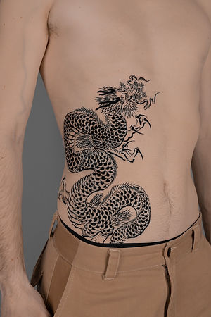 Drachen-Tattoo im japanischen Stil – Rippen, Black House Tattoo Prag
