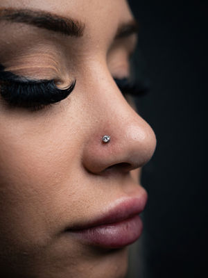 Piercing nosu – nostril, Black House Tattoo Praha