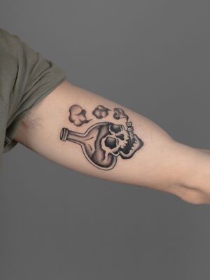 Old School – paže, lebka, Black House Tattoo Praha