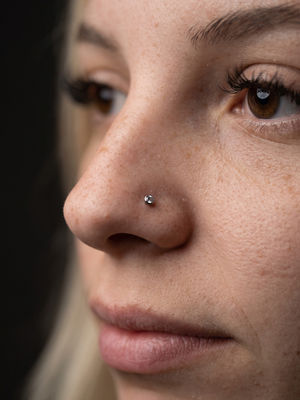 Piercing nosu – nostril, Black House Tattoo Praha
