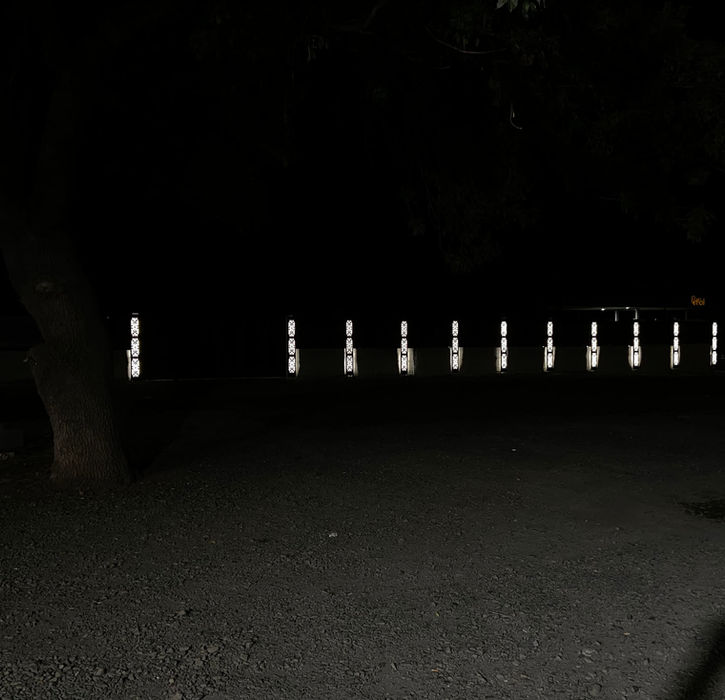 светещи метални колони