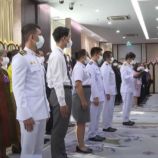 เข้าเฝ้าทูลละอองพระบาทรับพระราชทานถ้วยรางวัลของสมเด็จพระกนิษฐาธิราชเจ้า กรมสมเด็จพระเทพรัตนราชสุดาฯ สยามบรมราชกุมารี