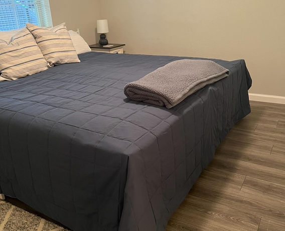 king size 2nd bedroom.JPG