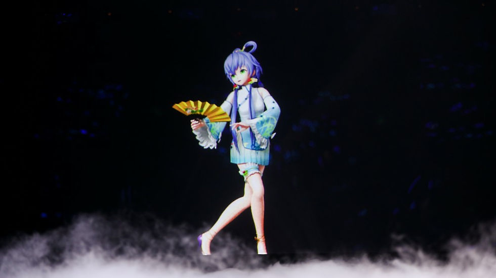 Luo Tianyi performing in Shanghai La femminilità virtuale come soft power. Creata in Cina nel 2012, Luo Tianyi è oggi una delle idol digitali più influenti del Paese. La sua immagine incarna un ideale estetico iper-controllato.