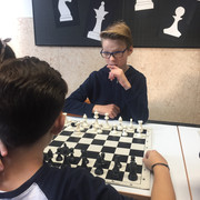 partita di scacchi fra studenti