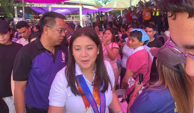Senatorial candidate Camille Villar greets Tagoloan, Misamis Oriental supporters Sunday with 2nd District Congressman Bambi Emano.