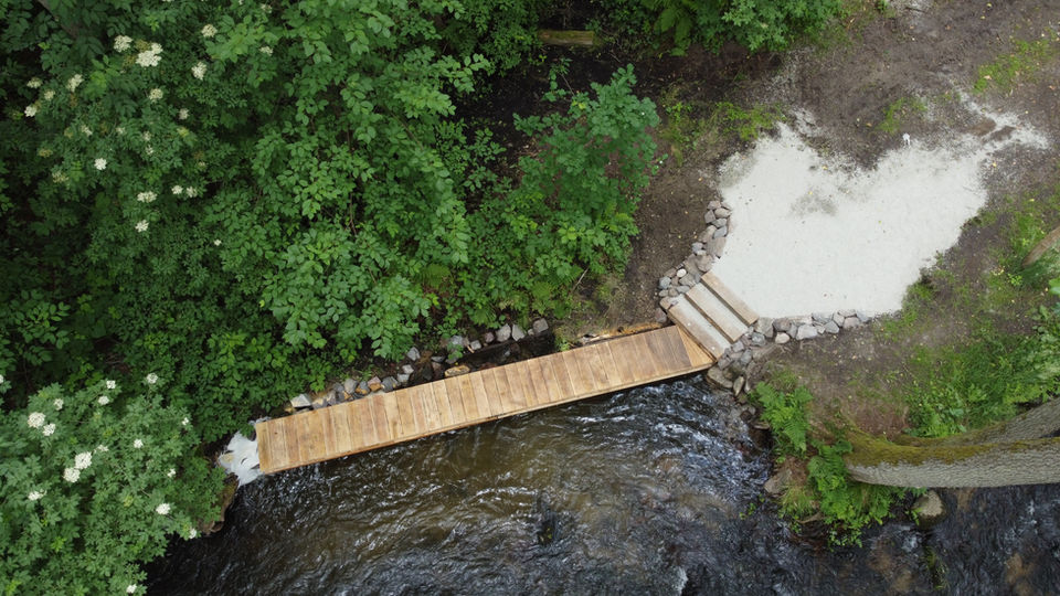 Stahlsteg mit Eichenbelag und Treppe mit Naturstein