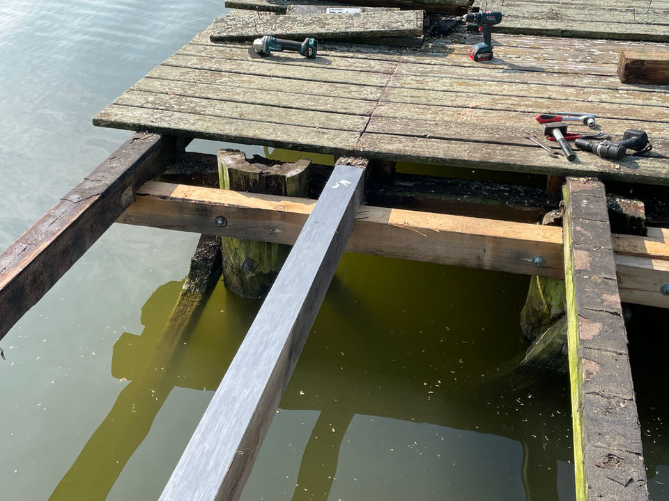 Reparatur an der Unterkonstruktion der Steganlage