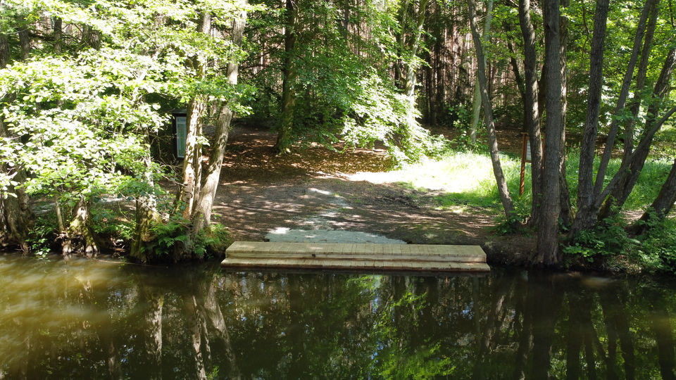 Steganlage aus Eiche mit Stahlunterkonstruktion.