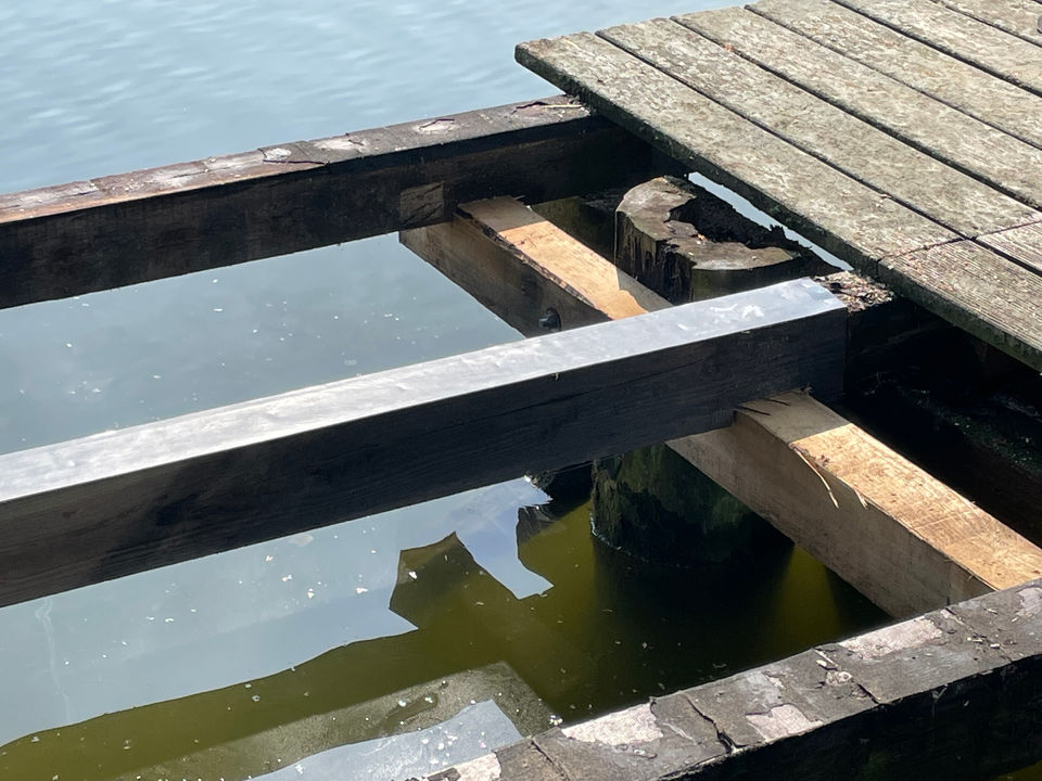 Reparatur an der Unterkonstruktion der Steganlage