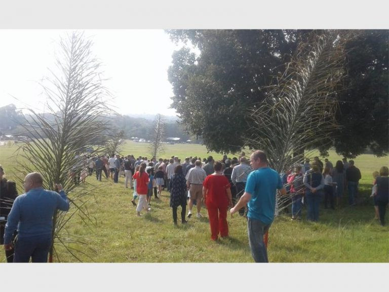 Hundreds get hands dirty to clean up Hennops - Following the sermon on Sunday morning church-goers joined in on the efforts to clean the river