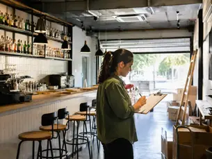 Qué necesitas para abrir un bar: checklist completa
