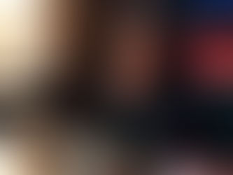 Profissional criativo em momento de reflexão diante das mudanças da Adobe e do uso de IA no mercado criativo