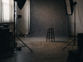 estúdio fotográfico vazio com iluminação montada representando falta de direção no negócio de fotografia