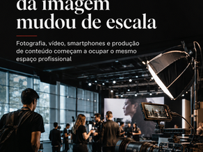 Capa editorial do Fotograf.IA Essencial com equipamentos de fotografia, vídeo, smartphone e iluminação em um evento profissional.