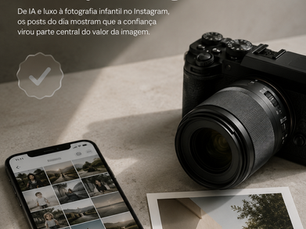 Câmera fotográfica, smartphone com galeria de imagens e fotografia impressa sobre mesa minimalista, com texto do Boletim Spotlink sobre luxo, IA, memória e confiança na fotografia.