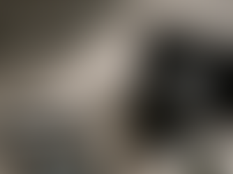 Câmera fotográfica, smartphone com galeria de imagens e fotografia impressa sobre mesa minimalista, com texto do Boletim Spotlink sobre luxo, IA, memória e confiança na fotografia.
