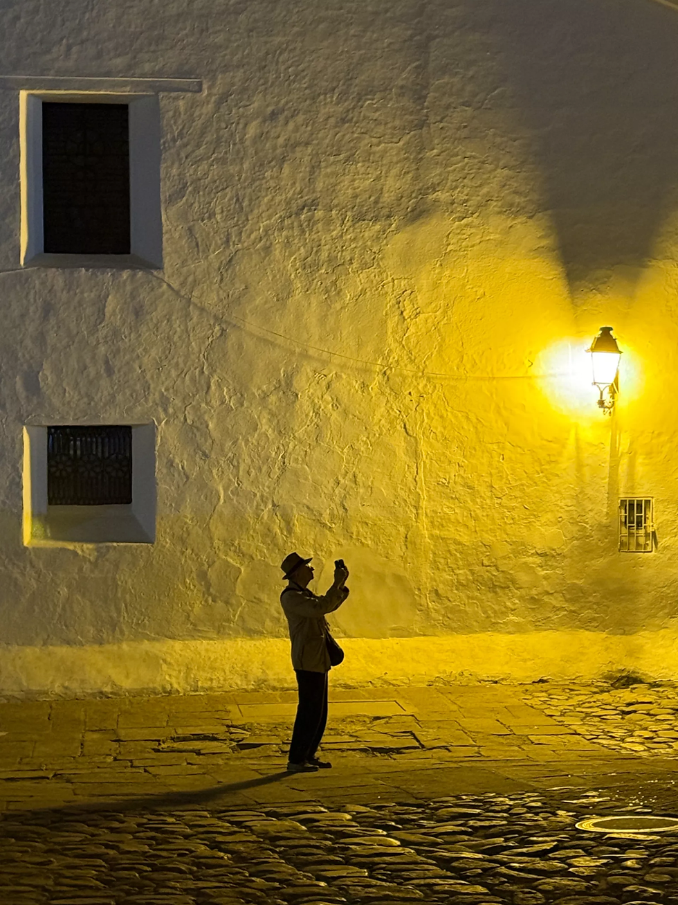 Viajero Nocturno' de Jarod Peraza, Fotógrafo do Ano Crédito: Jarod Peraza/2025 iPhone Photography Awards