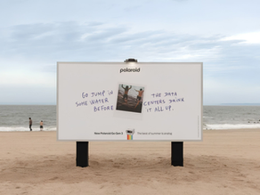 outdoor da nova campanha da Polaroid valorizando o que é real