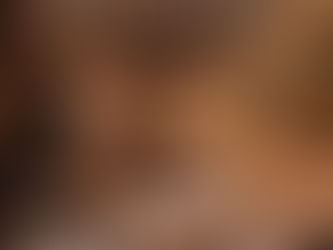 Fotografia de bastidor de casamento de luxo com portfólio e celular sobre mesa, representando decisão e visibilidade na fotografia de casamento no Brasil